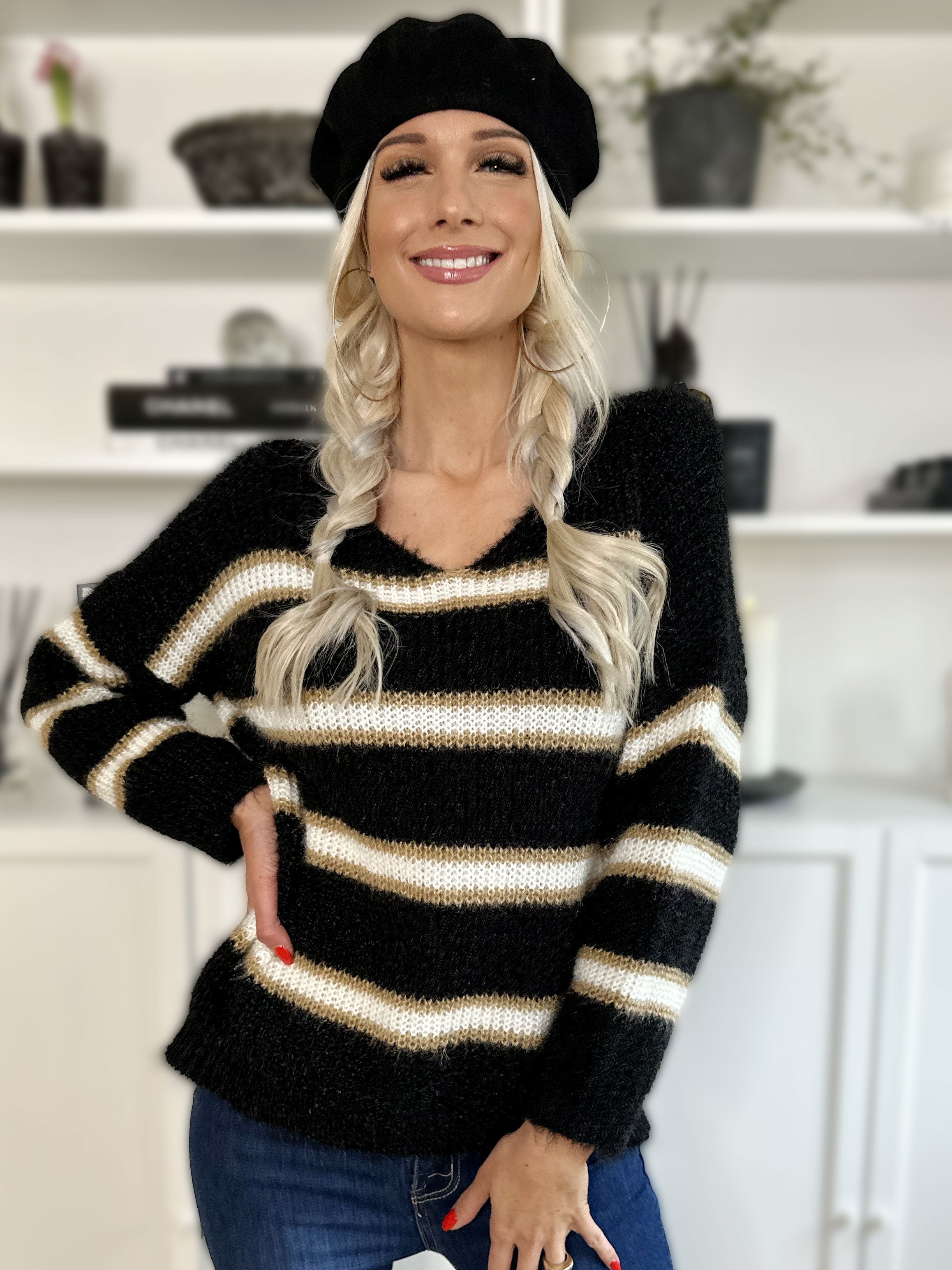 Nemo - Söt stickning med färgade ränder och v-ringning